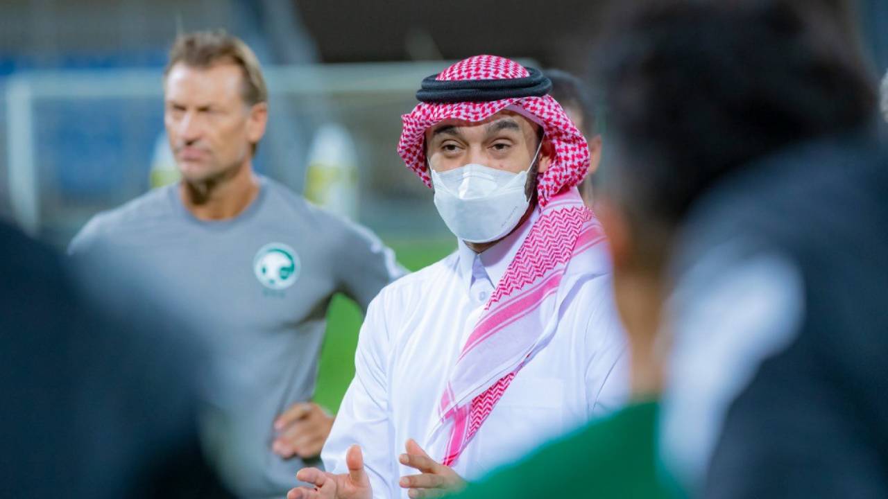 الفيصل يثمّن دعم ولي العهد للاتحاد العربي لكرة القدم