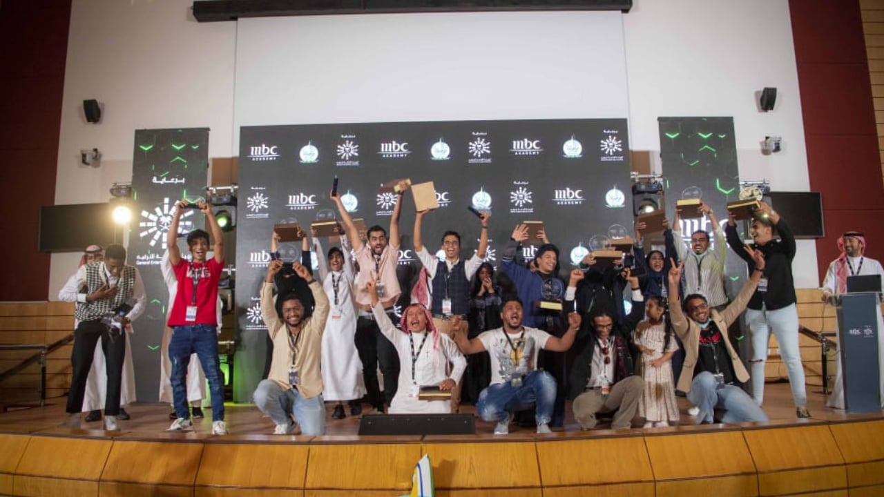 بالصور.. 1903 خريجين من «أكاديمية MBC» في عامها الأول