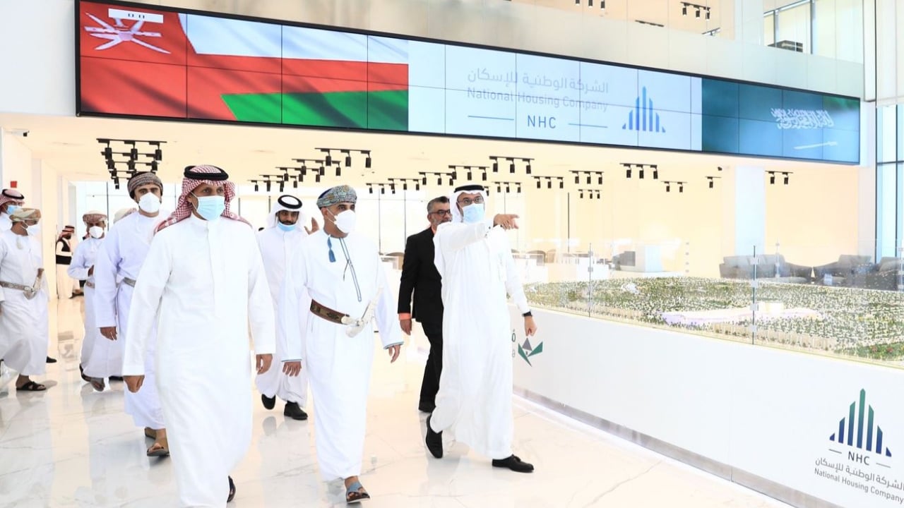 سلطنة عُمان تطلع على تجربة «الإسكان وتطوير المدن» السعودية