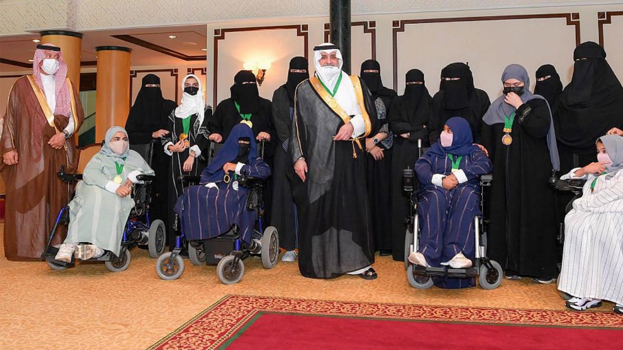 أمير تبوك يكرّم ذوات الهمم بعد تحقيق أول بطولة نسائية