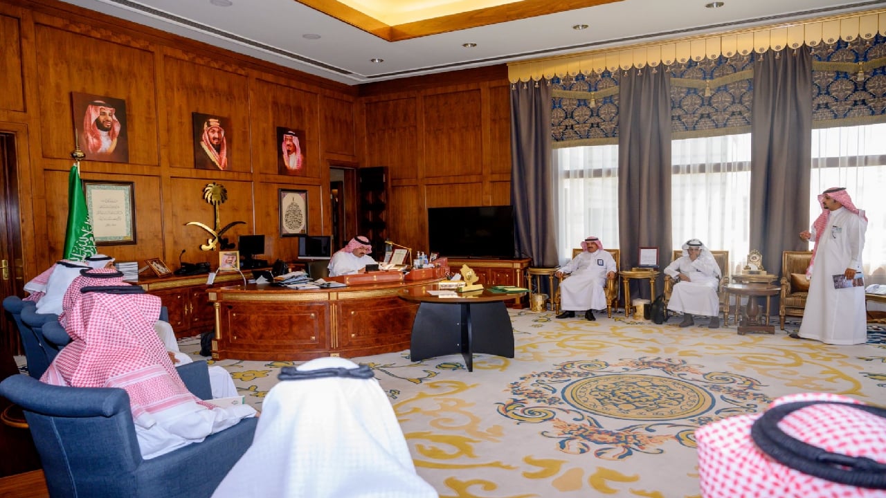 أمير عسير يشكر شيخ بني قطبة وأعيان لتنفيذ «مدارس البنات»