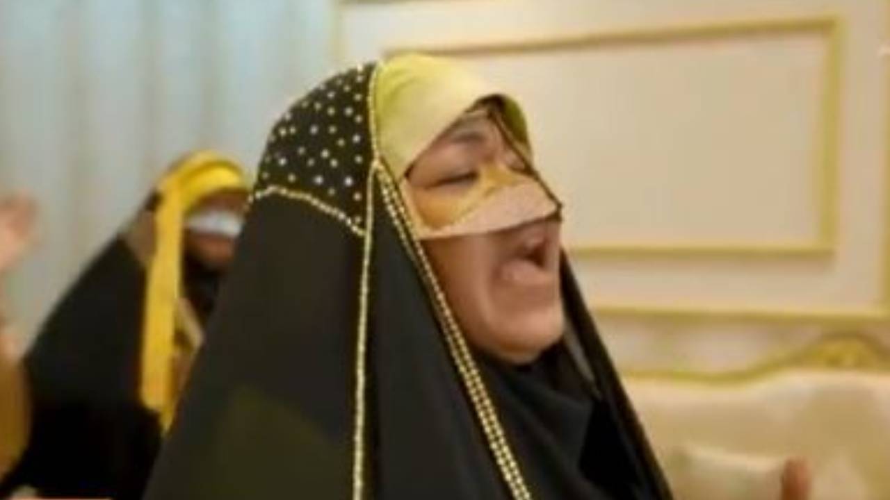 أم عبدالعزيز.. من مُعلمة لمغنية شعبية رغبة في زيادة دخلها