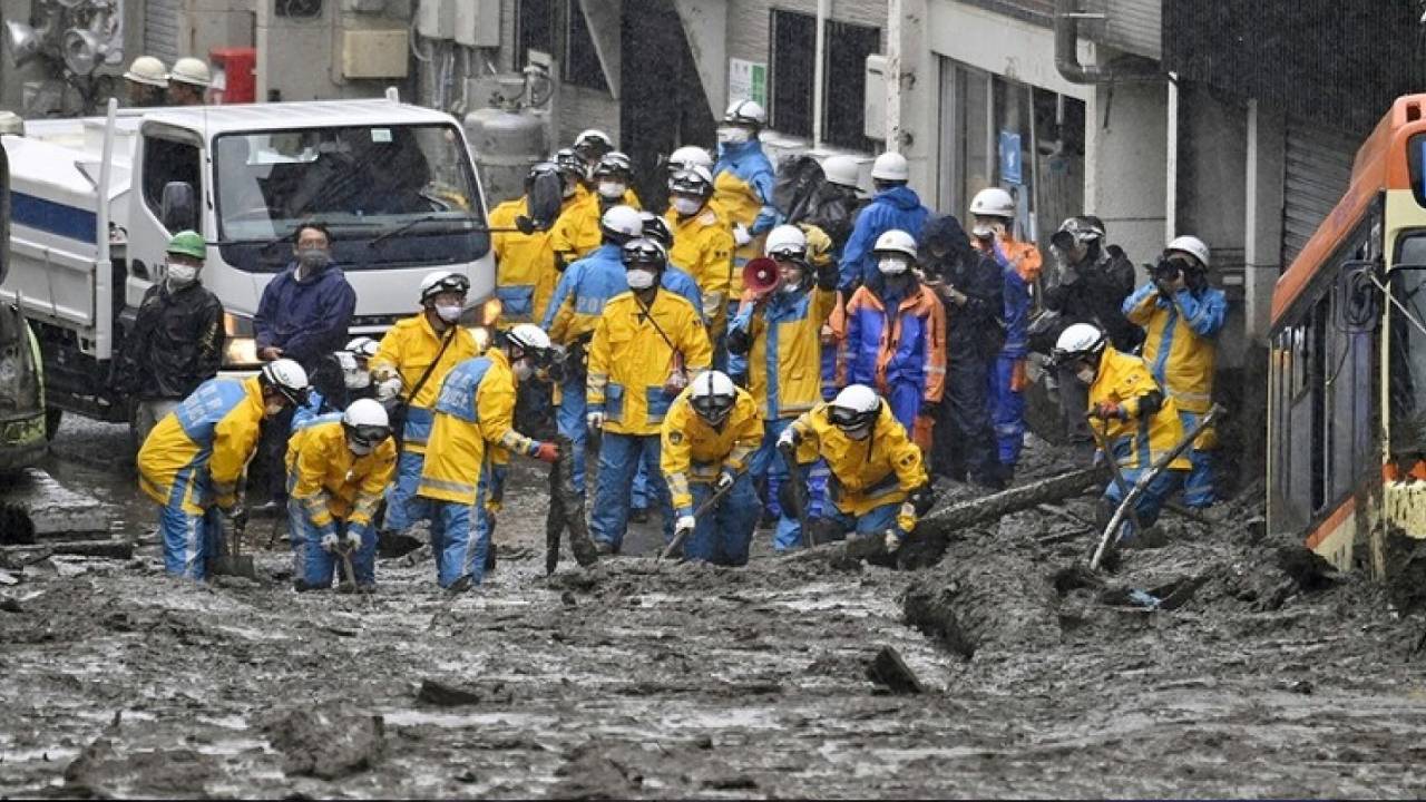 إخراج أم وطفلتها حيتين من موقع الانهيار الأرضي باليابان
