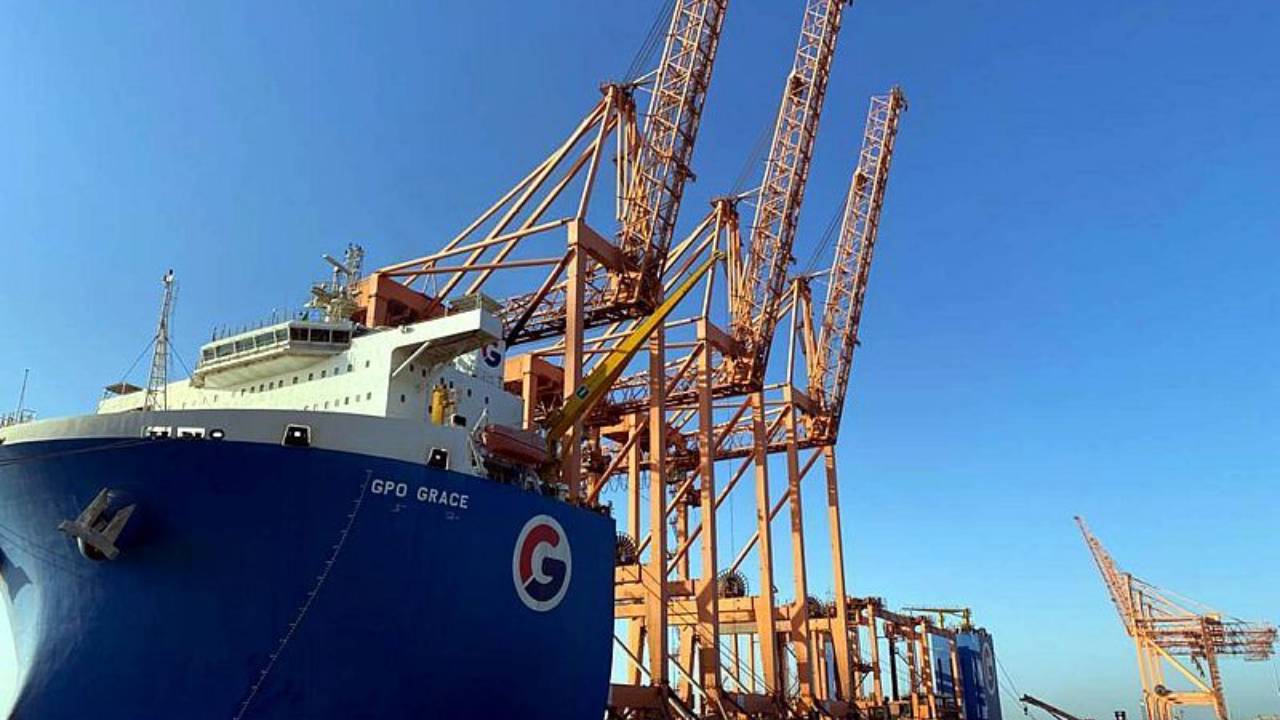 بالصور.. ميناء الجبيل التجاري يدشّن آليات حديثة لمناولة الحاويات