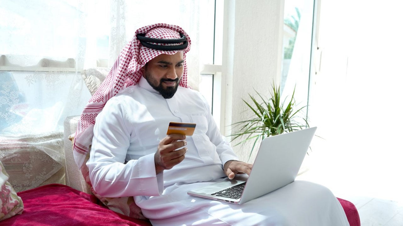 استطلاع أمريكي: جائحة كورونا أثرت على عادات إنفاق الشباب السعودي