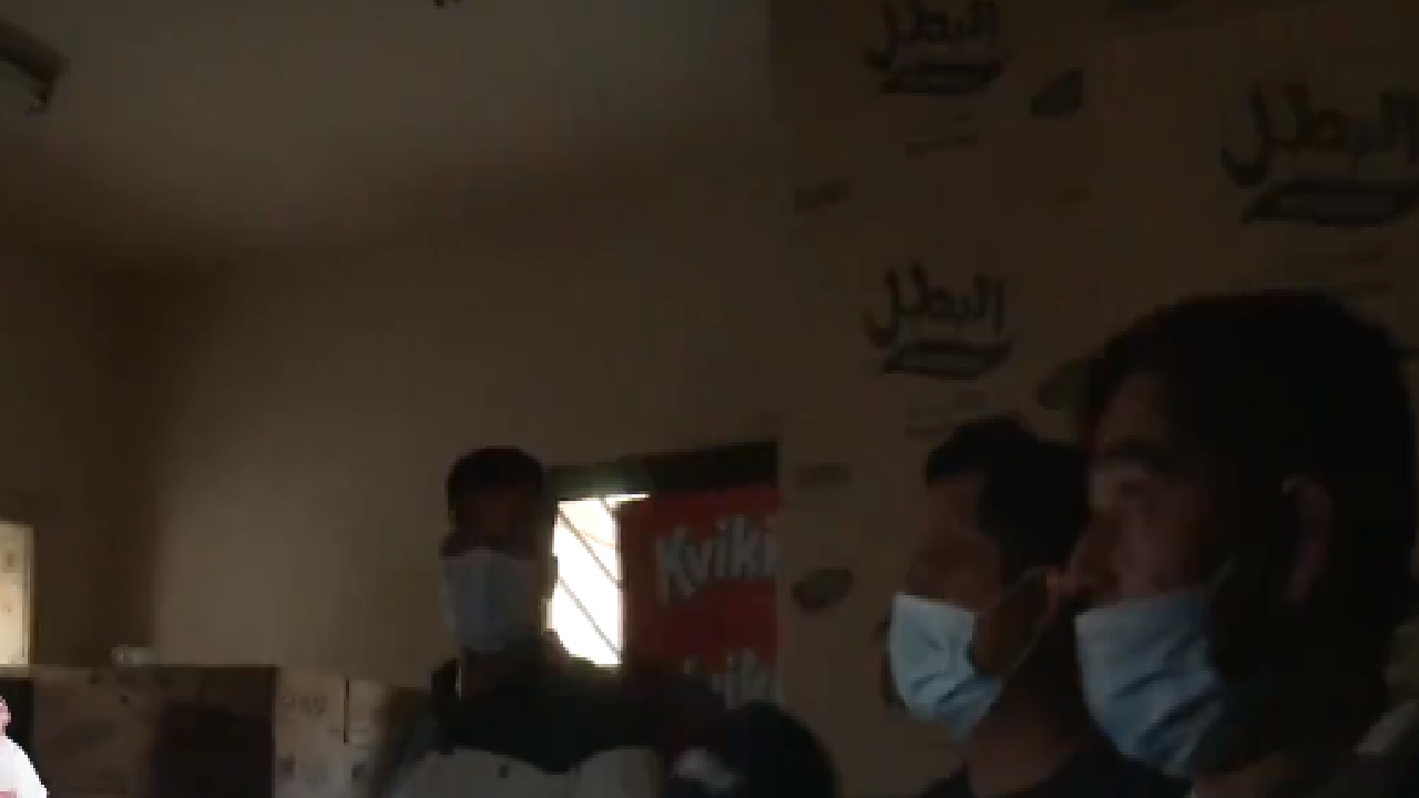 مقاطع توثق تخزين عمالة مخالفة بضائع في بيوت مهجورة بالرياض