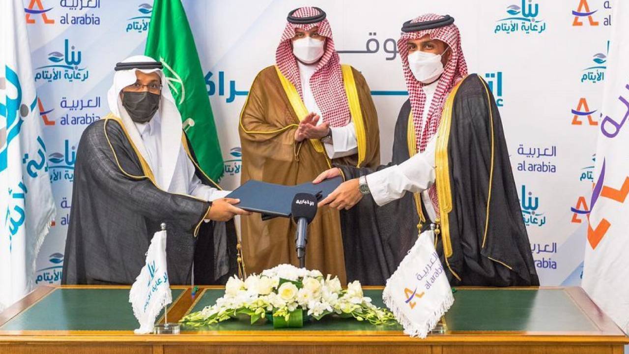 تركي بن محمد يشهد توقيع اتفاقية شراكة بين «بناء» و«العربية للإعلانات»