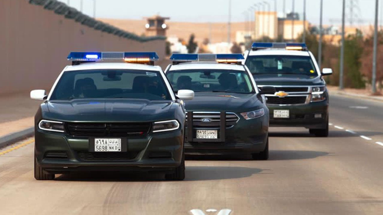 الإطاحة بقائد مركبة صدم أحد أجهزة الرصد الآلي وأتلفه بالرياض