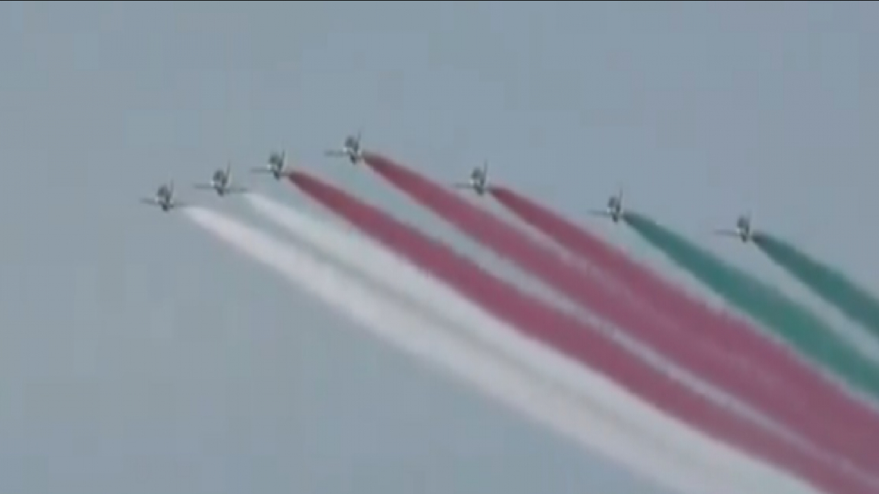 طائرات الصقور السعودية تقدم استعراضًا خلال مراسم استقبال سلطان عمان