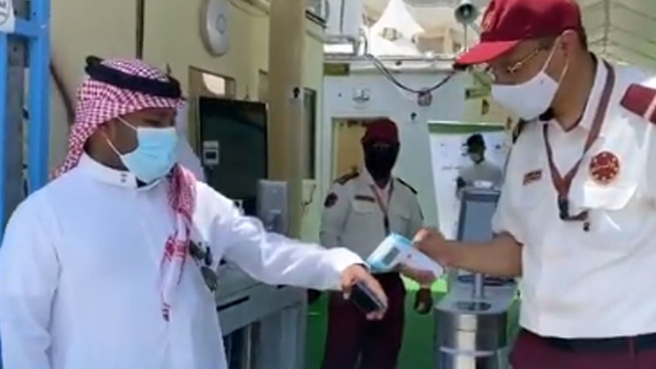 بالفيديو.. أكاديمي سعودي يتطوع للعمل كحارس أمن في مخيمات الحجاج
