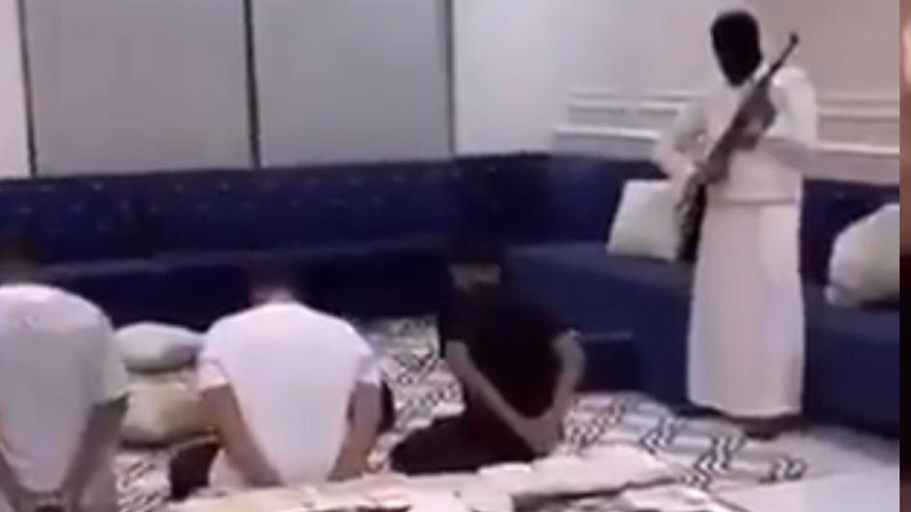 بالفيديو.. ضبط 3 مواطنين امتهنوا ترويج المخدرات خلال مداهمة استراحة بجدة