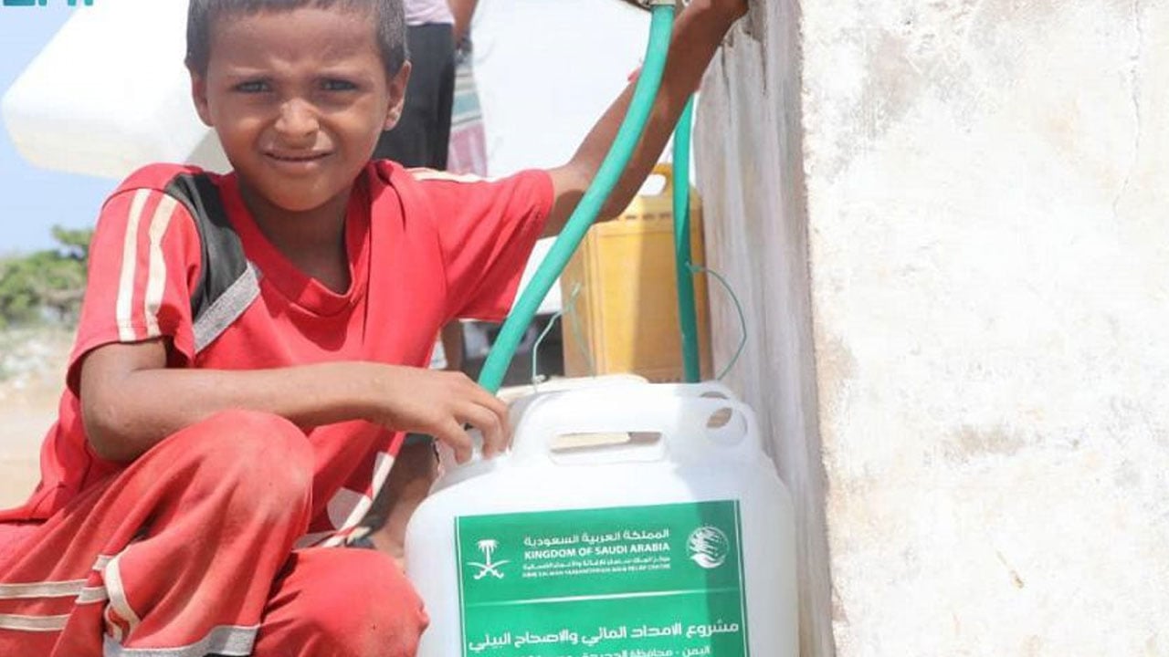بالصور.. المملكة تواصل تقديم المياه الصالحة للشرب إلى أهالي الحديدة