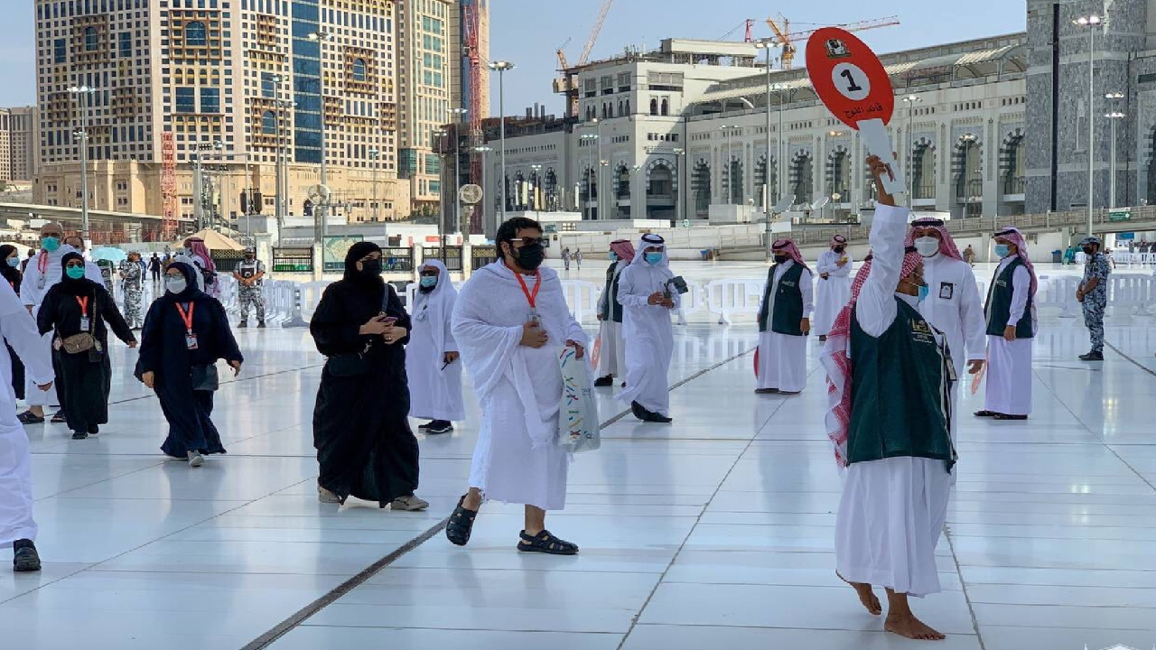 طلائع الحجاج يؤدون طواف القدوم وسط إجراءات احترازية