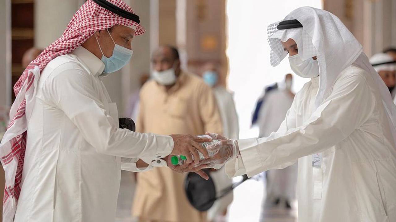 بالصور.. تقديم ١٠٠ ألف عبوة ماء زمزم يوميًا بالمسجد النبوي