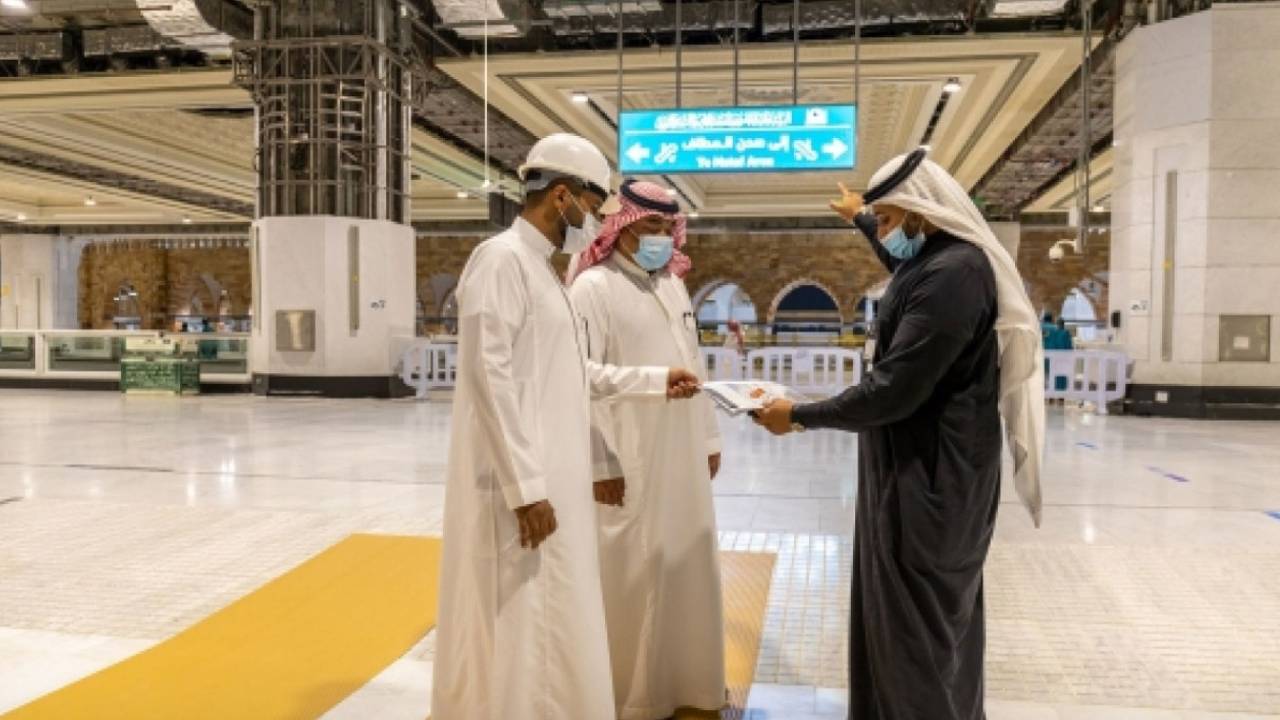 صور توثِّق الجانب الجمالي والروحي في «اللوحات الإرشادية» بالمسجد الحرام