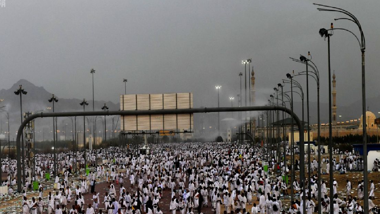 الحجاج ينفرون إلى مزدلفة بعد الوقوف على صعيد عرفات