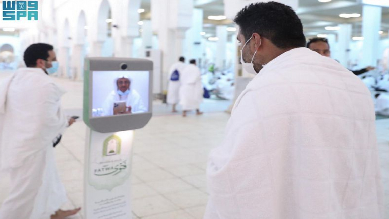 «روبوت» يقدم الفتاوى للحجاج في مسجد نمرة بمشعر عرفة