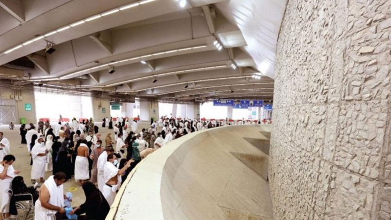 حجاج بيت الله يواصلون رمي الجمرات في أول أيام التشريق