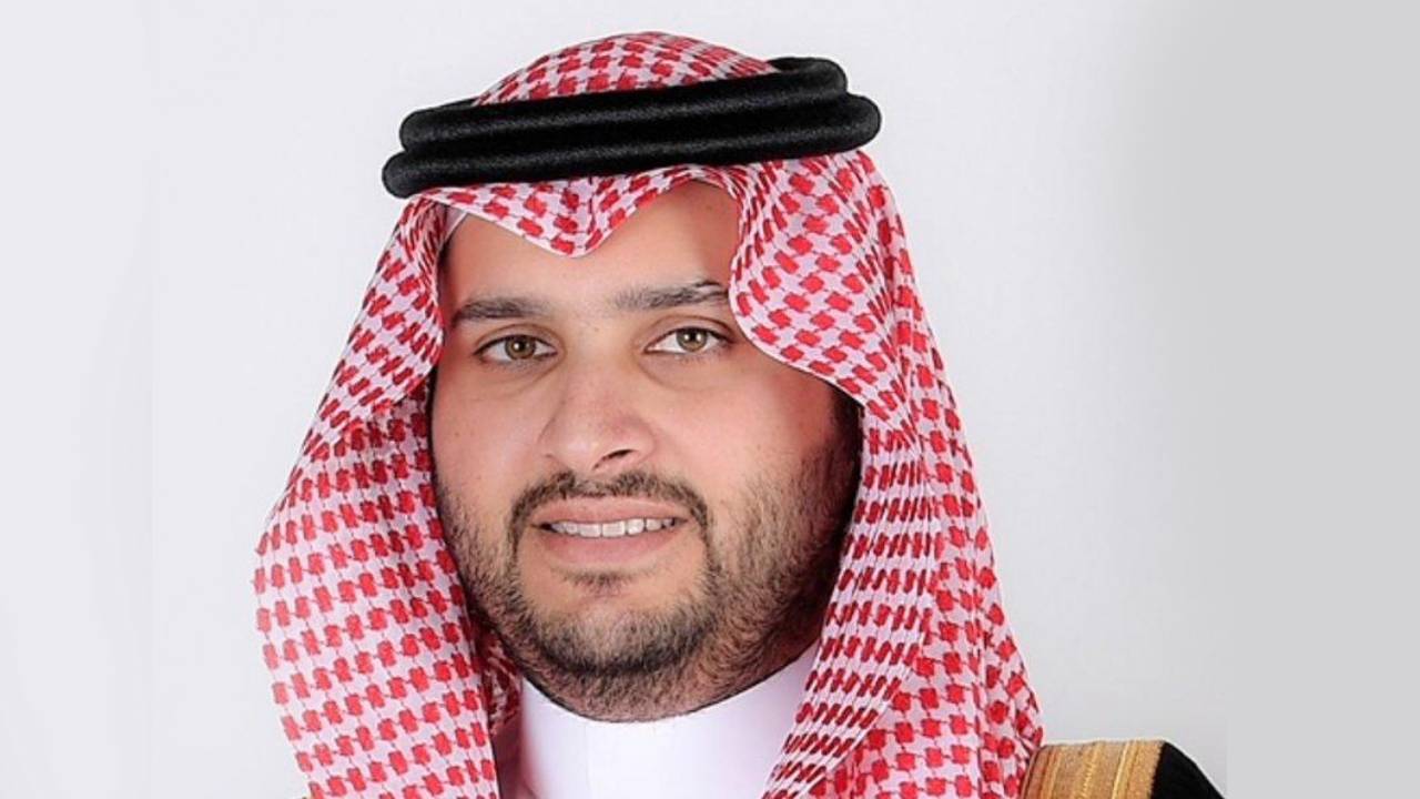 الأمير تركي بن محمد يعايد أيتام جمعية بناء بـ500 ألف ريال