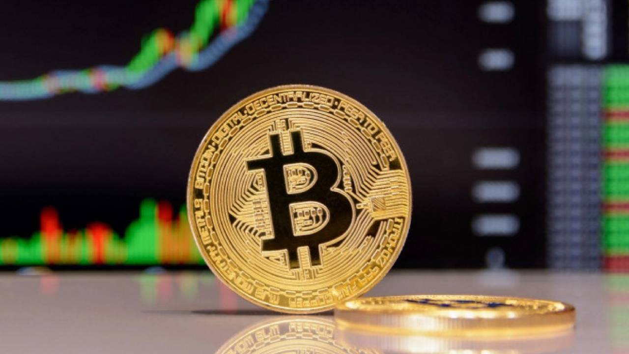ارتفاع سعر عملة «بيتكوين» إلى 33 ألفًا و899 دولارًا