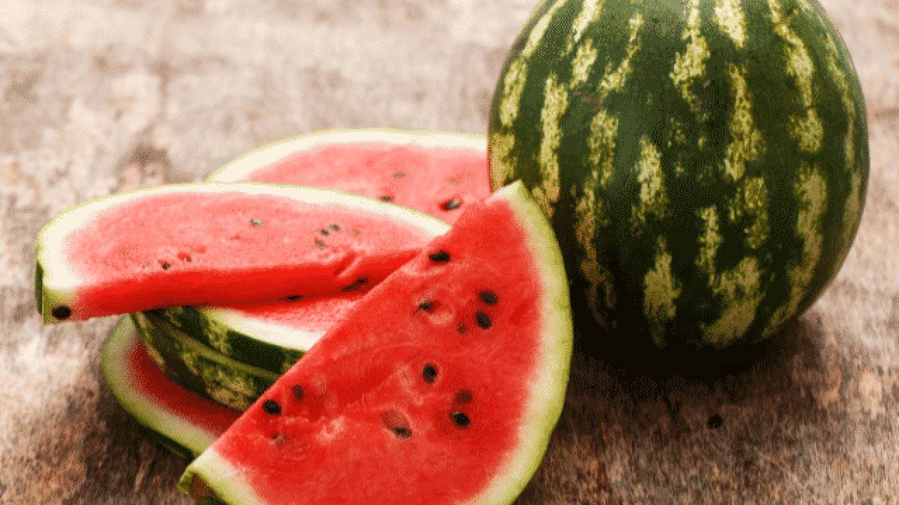 «خبيرة غذائية» توضِّح أبرز العناصر الغذائية في البطيخ والشمام