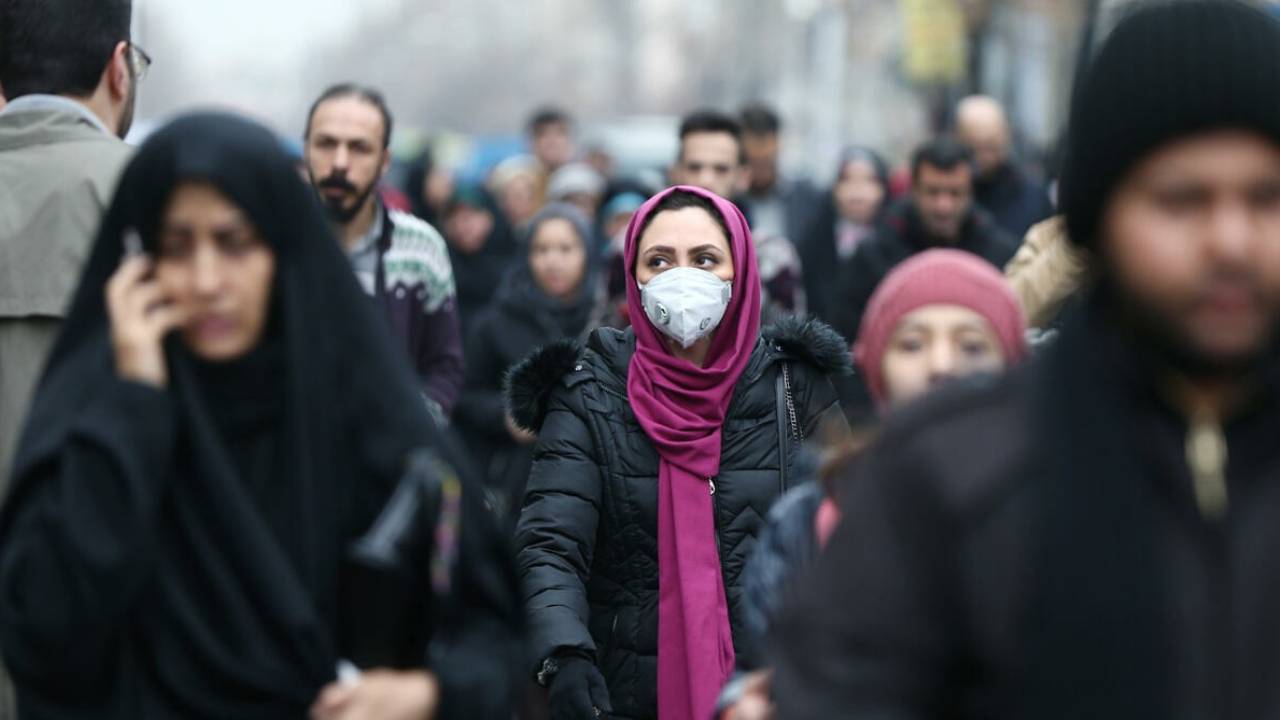إيران تلجأ لحجر صحي شامل كحل وحيد لاحتواء خامس موجات «كورونا»