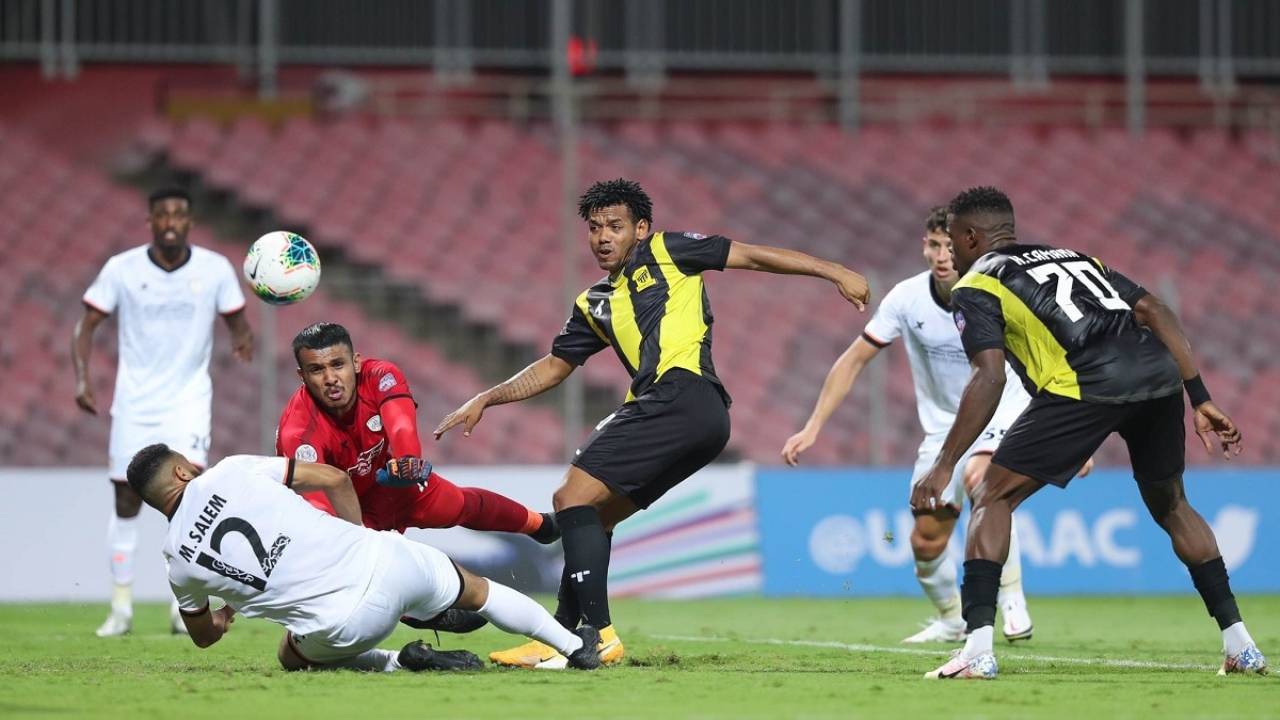 صافرة مصرية تضبط موقعة الاتحاد والرجاء في نهائي أبطال العرب