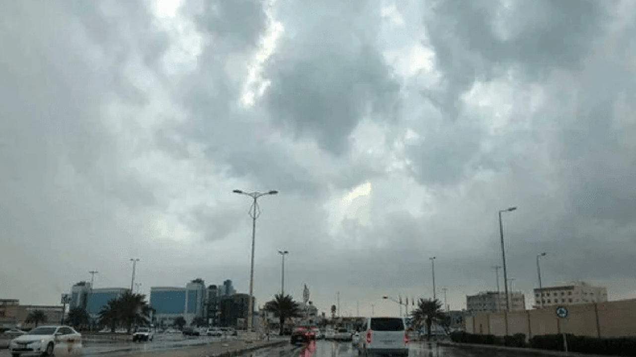 سحب رعدية ممطرة على العيص من الظهر حتى السابعة مساءً