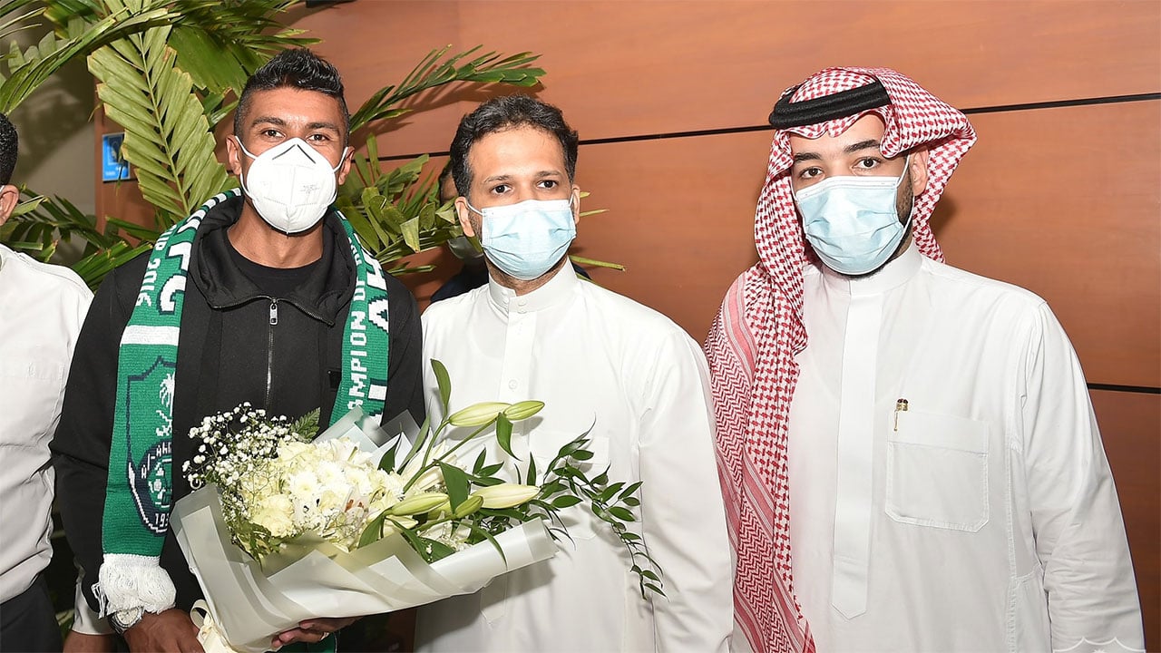 بالصور.. متوسط ميدان برشلونة السابق في جدة.. واستقبال حاشد من جماهير «الراقي»