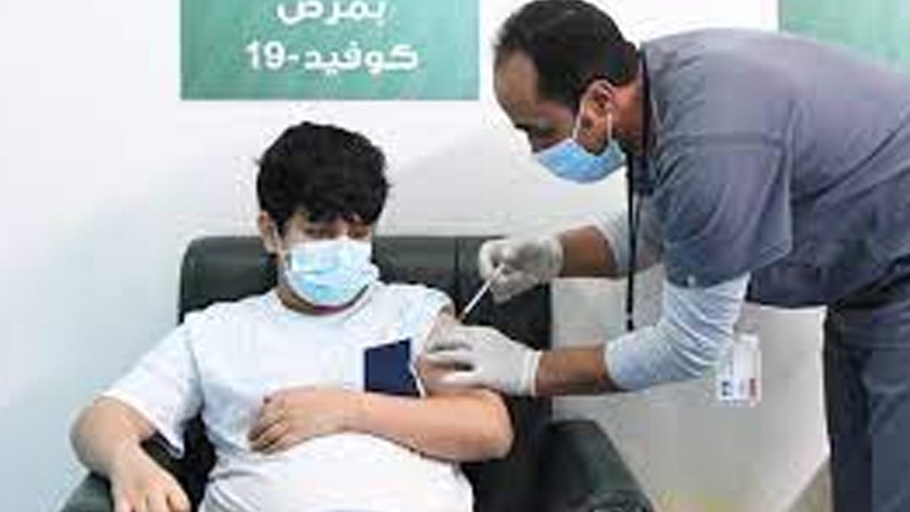 الصحة: أولوية للطلاب والطالبات من 12إلى 18 عامًا في جرعتي كورونا