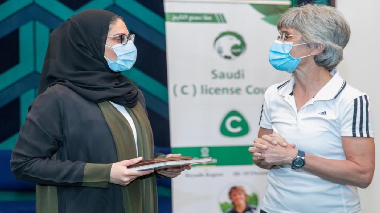 الألمانية مونيكا ستاب تقود أول منتخب كروي نسائي سعودي