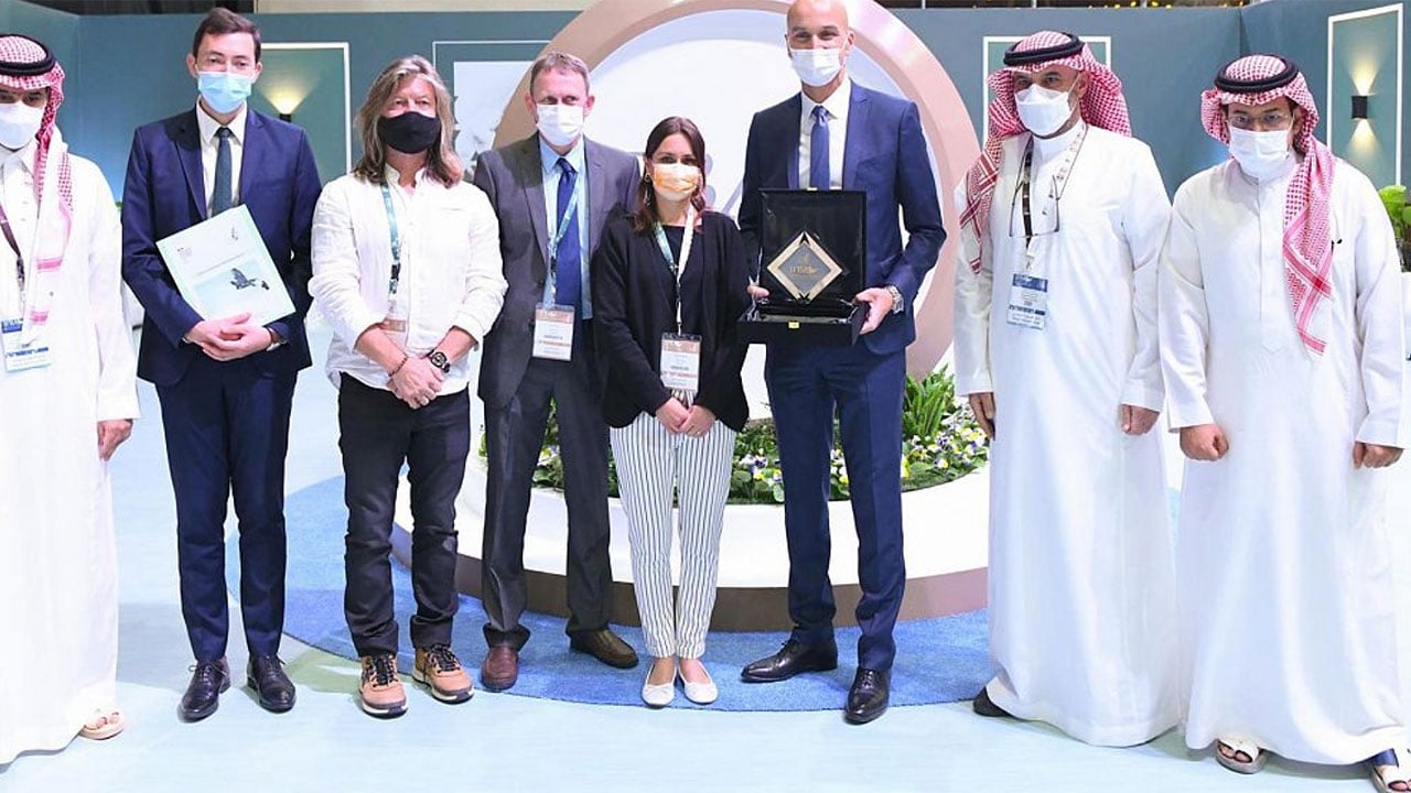 نائب السفير الفرنسي يزور المزاد الدولي لمزارع إنتاج الصقور