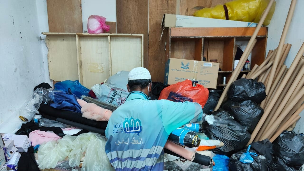 بالصور.. إغلاق «مطعم شهير» في جدة بعد مصادرة لحوم غير صالحة