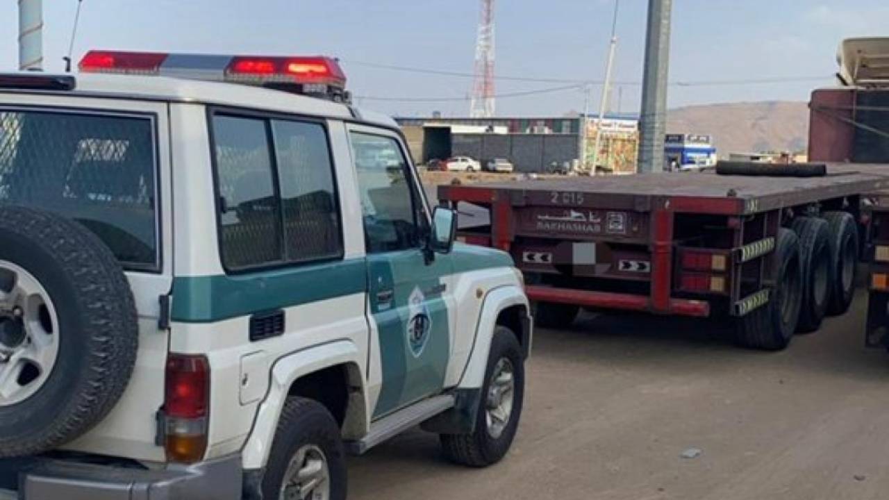 المرور يتفاعل مع بلاغ بشأن قيادة شاحنة بطريقة متهورة