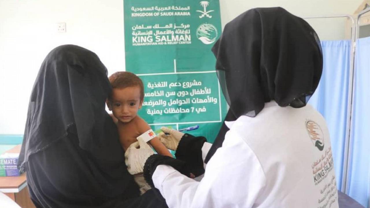 «إغاثي الملك سلمان» يقدم خدمات طبية وتغذوية لـ40 ألف طفل وأم يمنية
