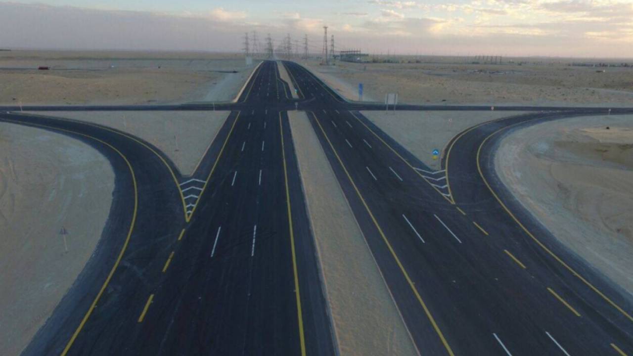 «النقل» تبدأ معالجة طريق أبو حدرية الرئيسي بالشرقية