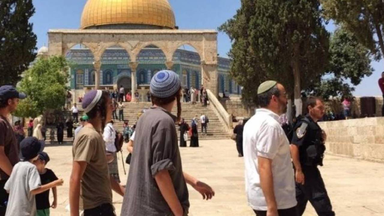 بحماية قوات الاحتلال.. مستوطنون يقتحمون باحات الأقصى مجددًا