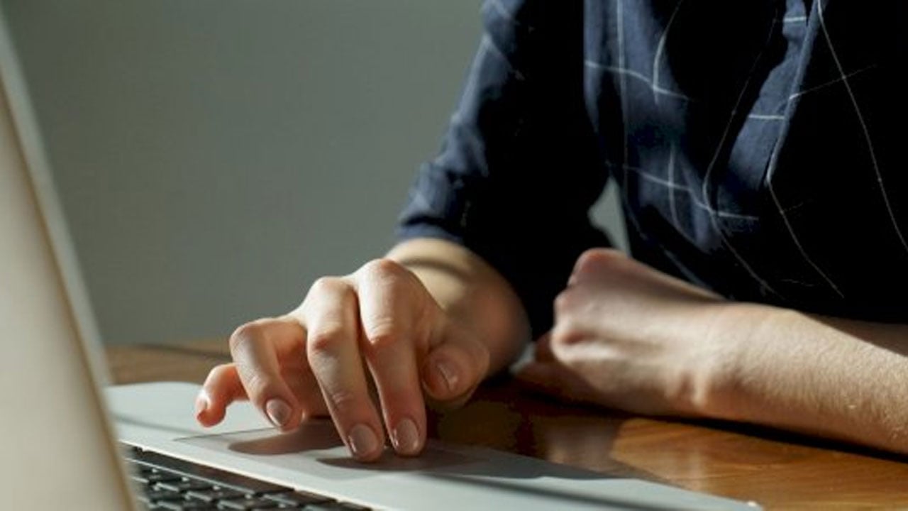 مختصون: 3 نصائح رئيسية لحماية العين أثناء العمل المكتبي