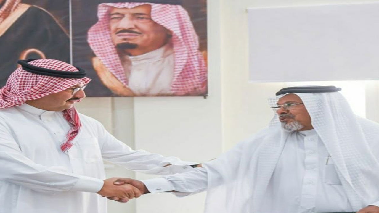 «محمد بن نورة» يقدم إسكان مؤقت لقوات أمنية بالعرين.. وأمير عسير يكرمه