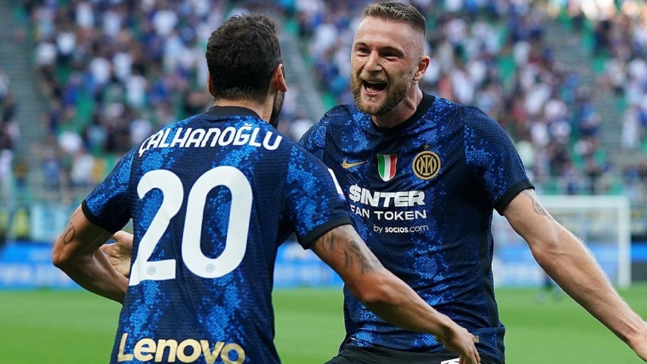 إنتر يستهل مشوار الدفاع عن لقب الدوري الإيطالي برباعية في جنوى
