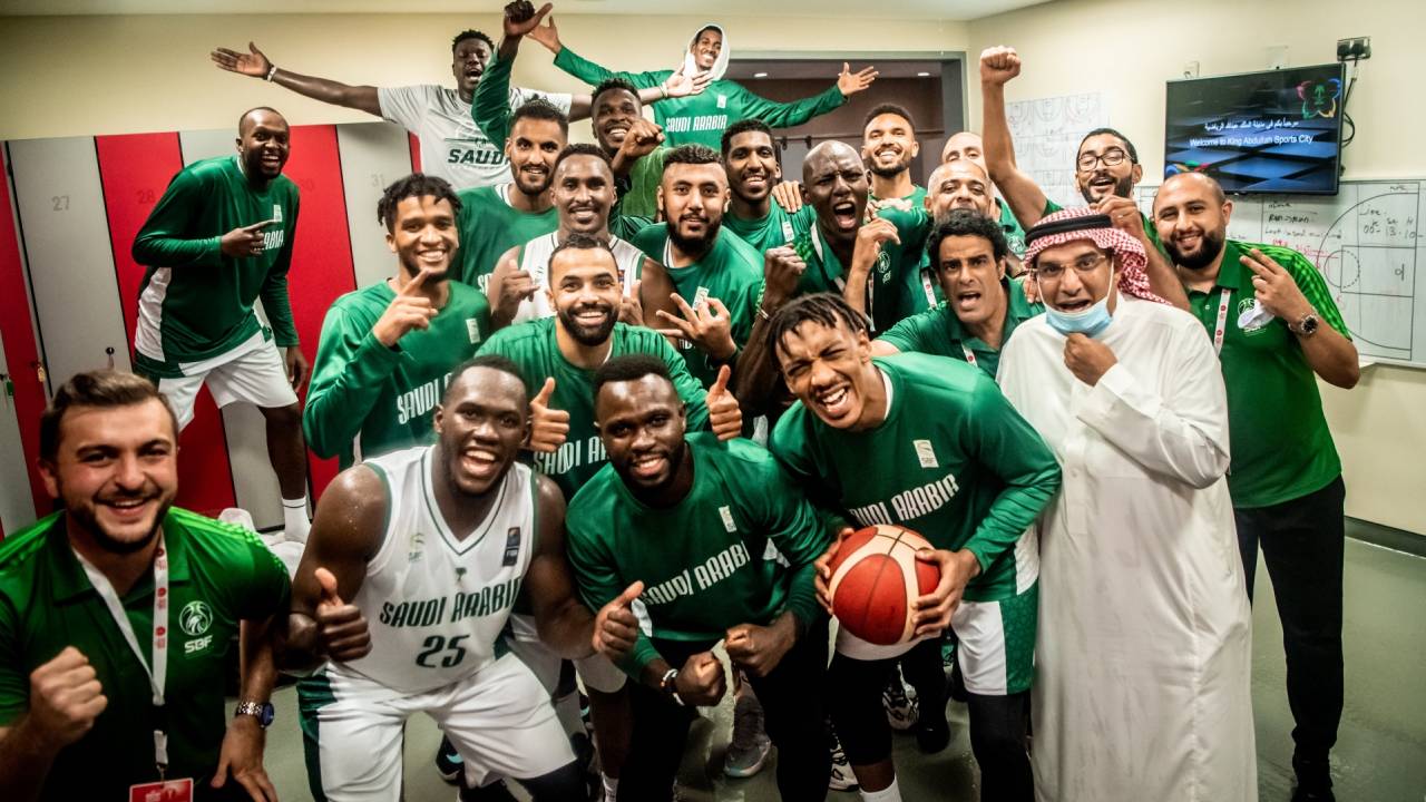 وزير الرياضة يهنئ «أخضر السلة» لتأهُّله للبطولة الآسيوية وتصفيات المونديال