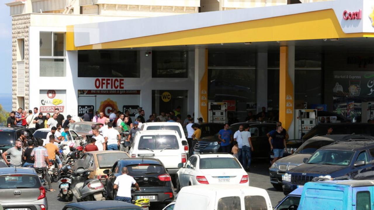 احتجاجات وقطع طرق في لبنان بسبب نقص الوقود