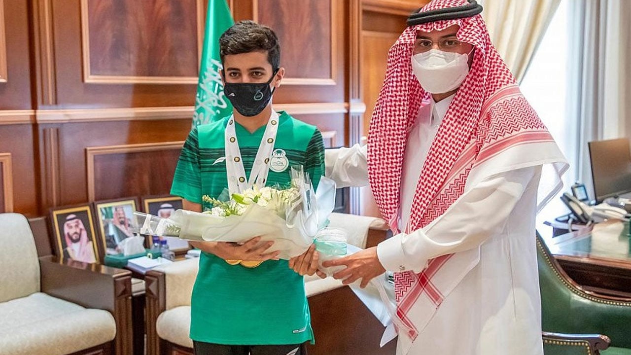 نائب أمير حائل يكرم «الجميلي» بمناسبة ذهبية البطولة الخليجية للألعاب المائية