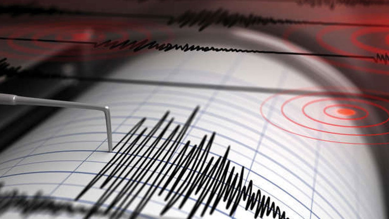 زلزال بقوة 5.5 درجات يضرب جزيرة سيرام الإندونيسية