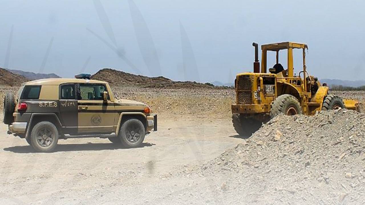 ضبط 20 مخالفًا لنظام البيئة يقومون بنقل الرمال وتجريف التربة