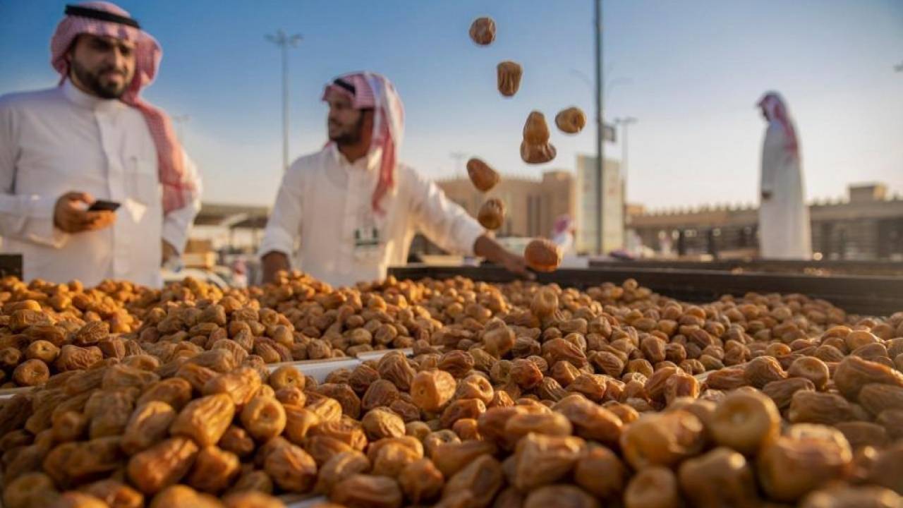 تدشين مهرجان التمر والعسل في محافظة دومة الجندل