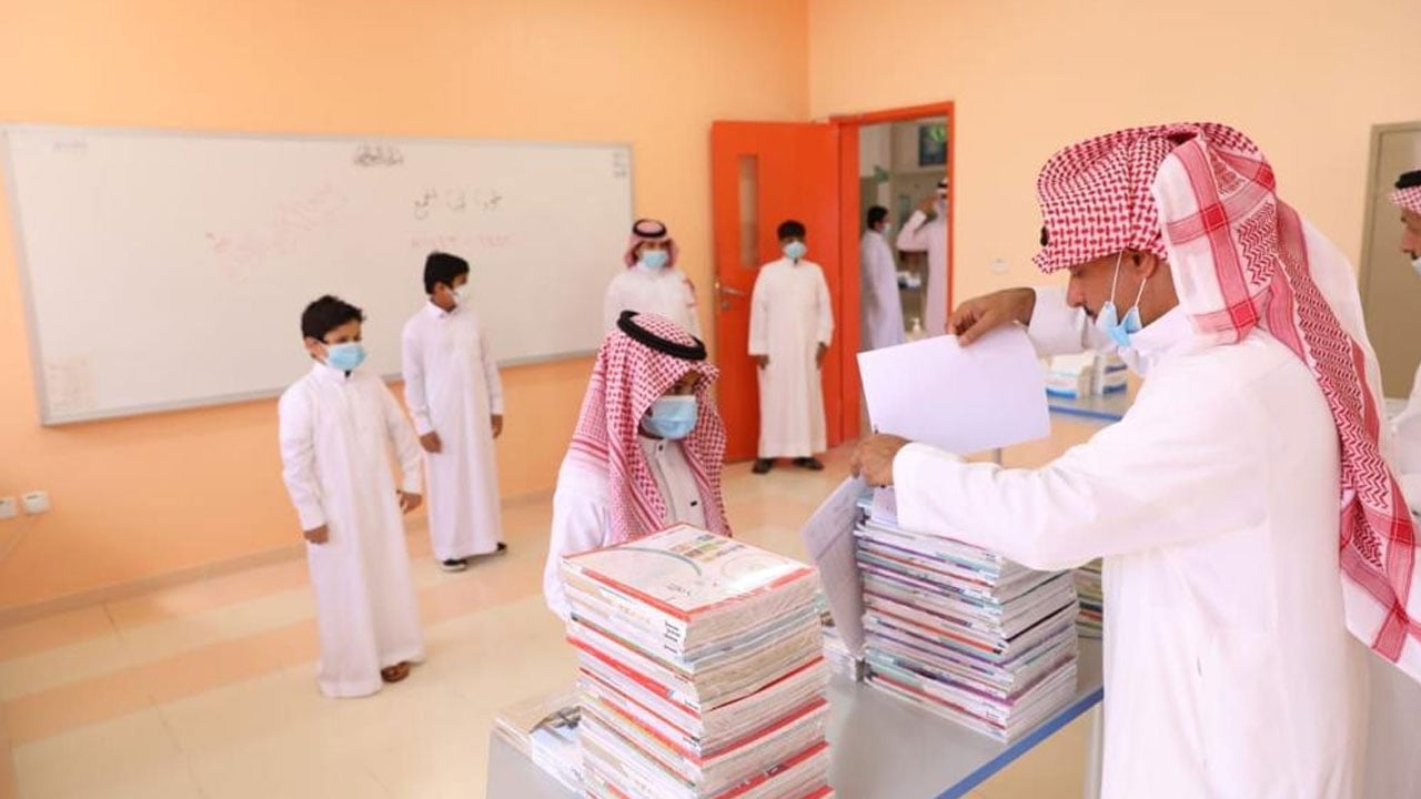 التعليم: نتابع تسلّيم الكتب الدراسية.. وإعادة توزيع المقاعد بالفصول لضمان التباعد