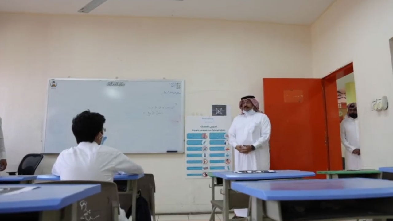 بالفيديو.. الأمير تركي بن طلال يرحب بطالب يمني يدرس بأحد فصول عسير
