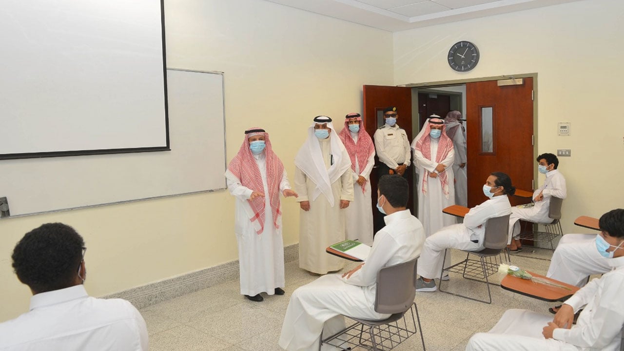 بالصور.. رئيس جامعة المؤسس يتفقد سير الإجراءات الوقائية للدراسة الحضورية