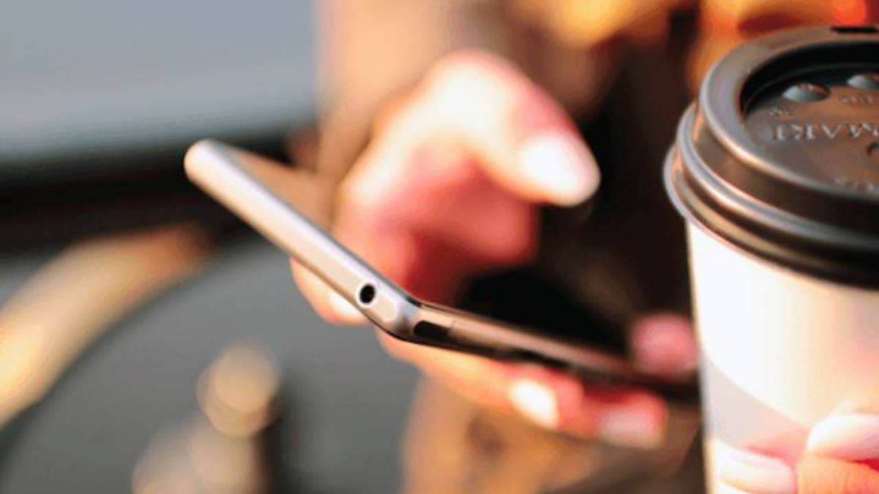 هل يجوز للمرأة تفتيش هاتف زوجها؟.. محام سعودي يجيب